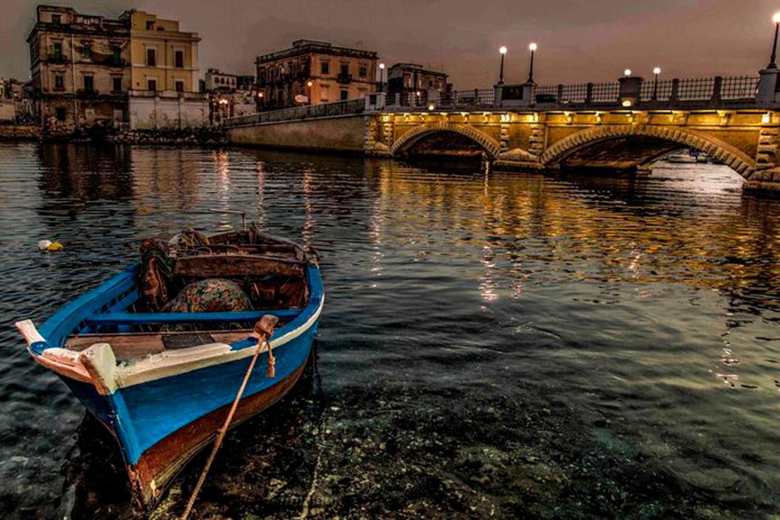 Shah Rooms&Relax Taranto Bagian luar foto